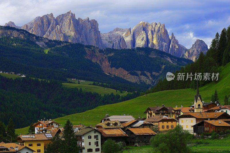 田园诗般的阿尔卑斯村庄全景和Langkofel, Dolomites，意大利泰洛阿尔卑斯山